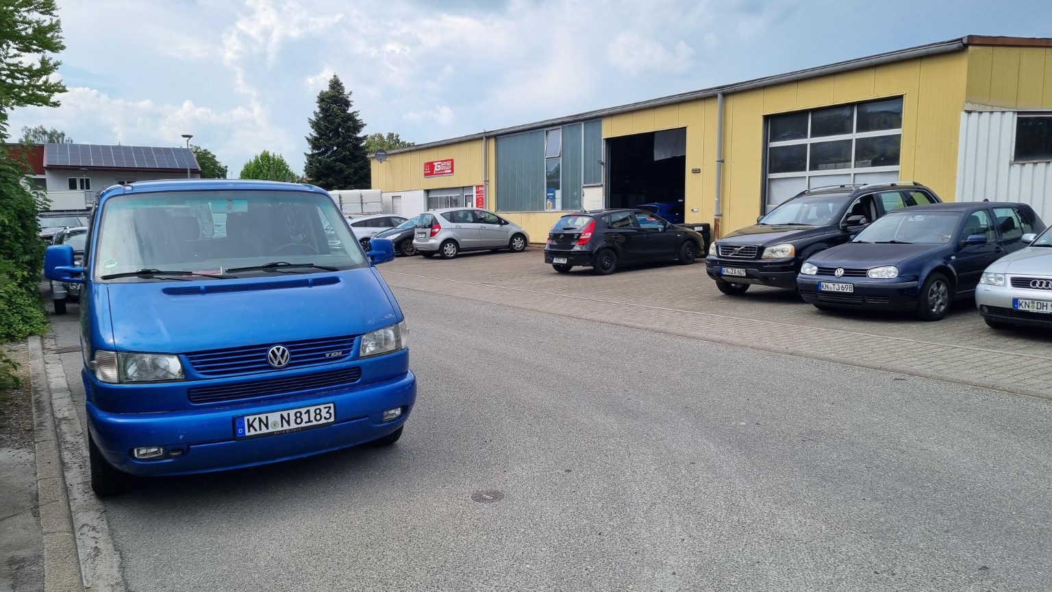 VW T4 vor der Werkstatt in Moos