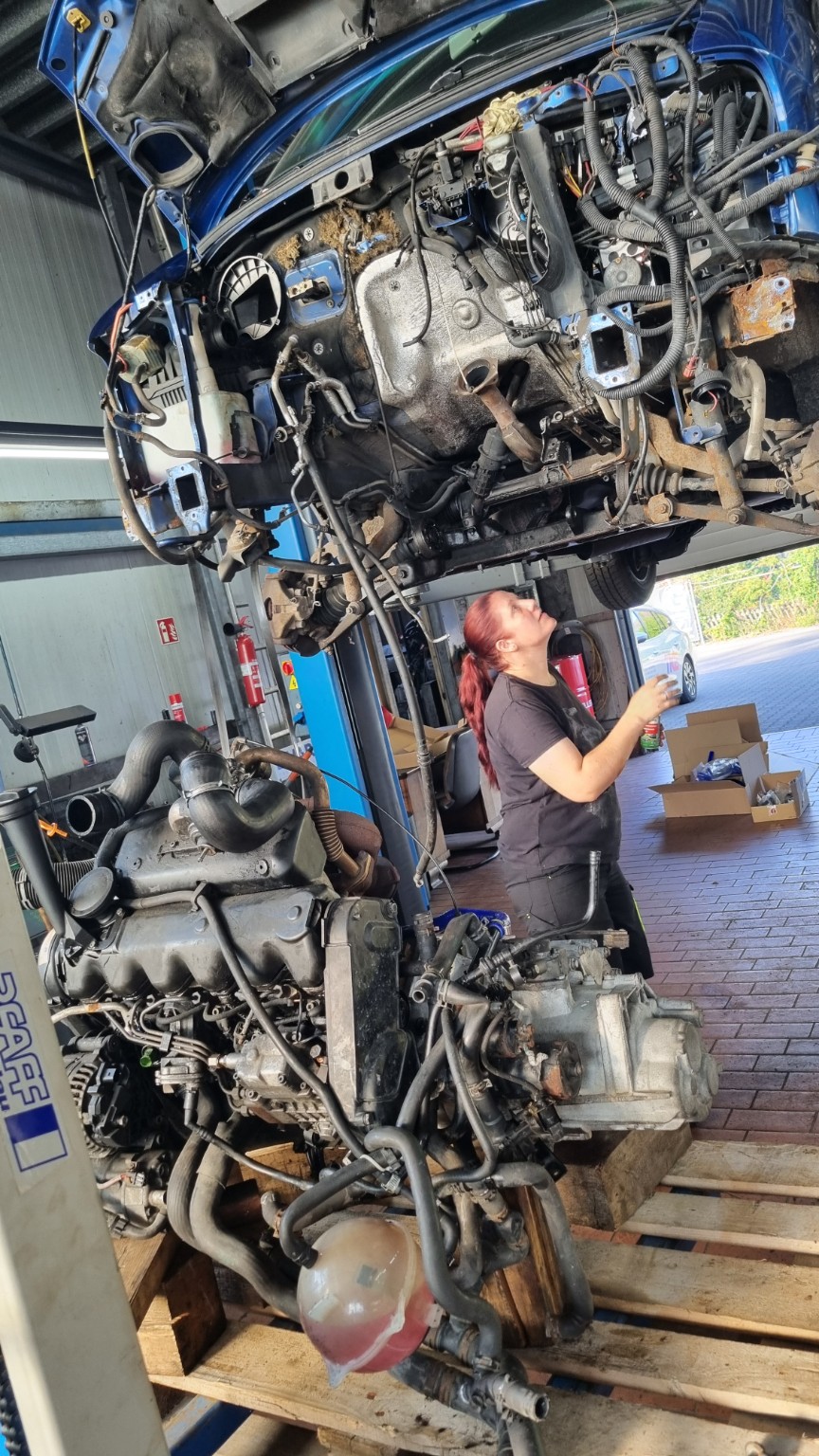 Motor und leerer Motorraum in der Werkstatt