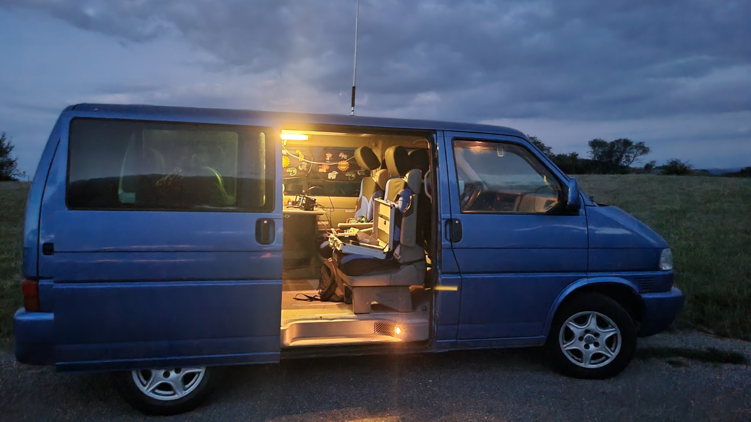 VW T4 Atlantis am Abend