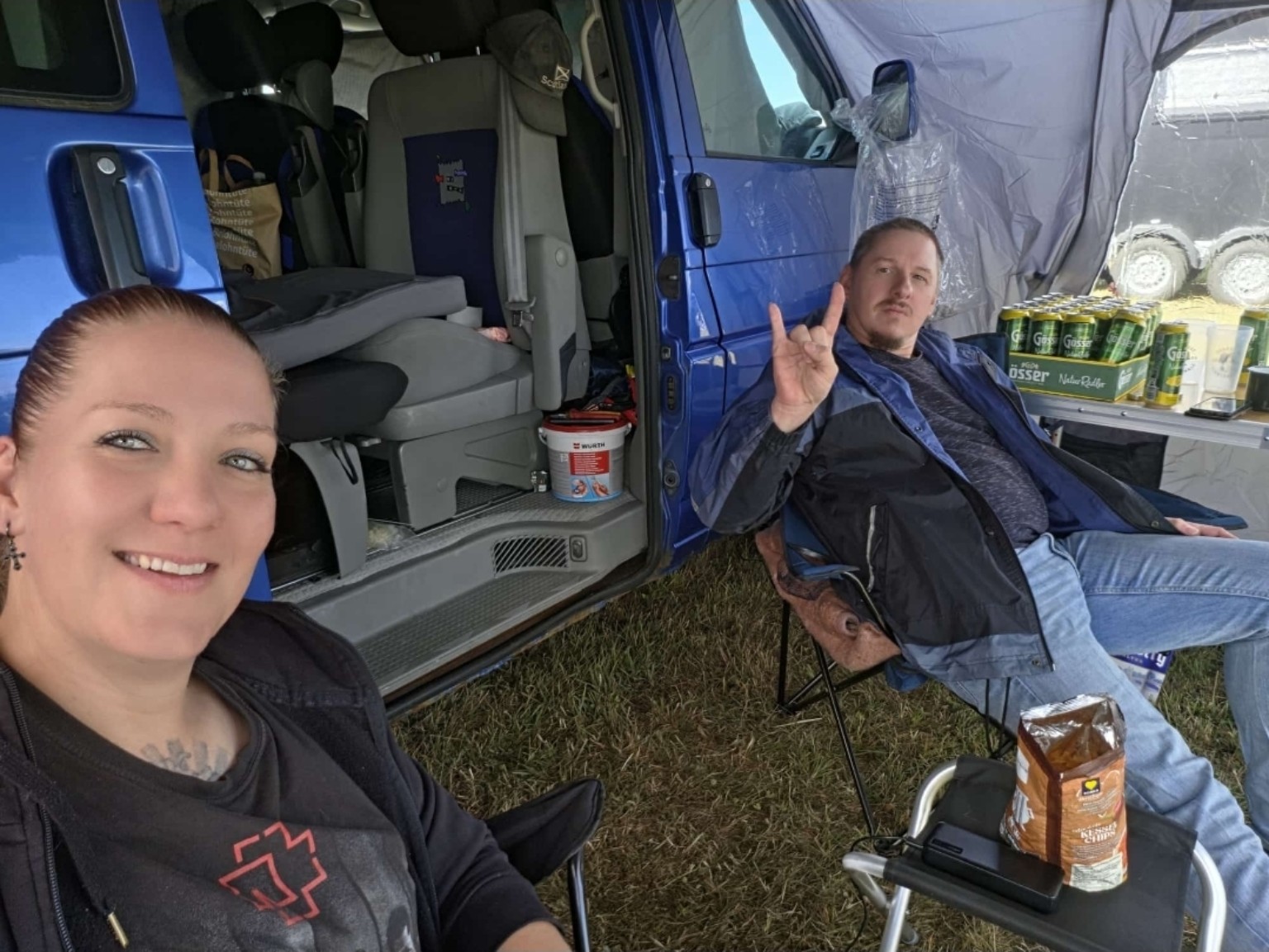 Gemeinsam beim Camping vor dem VW T4