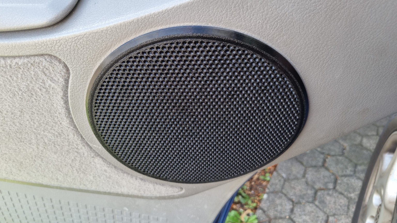 Lautsprechergitter eingebaut