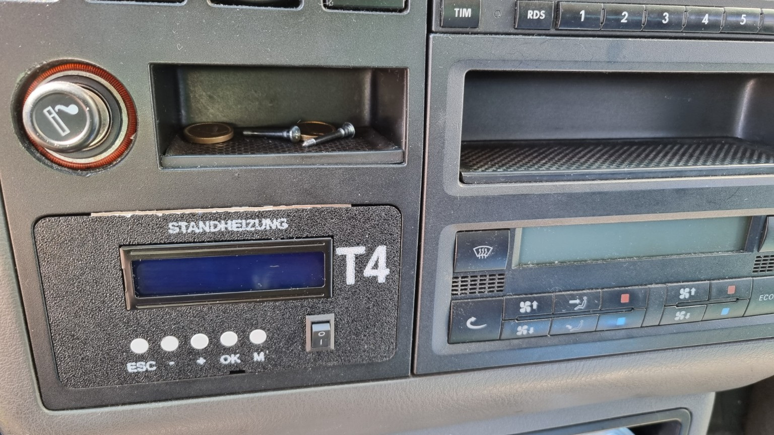 Aktuelle Standheizungssteuerung mit fünf Tasten im Aschenbecherschacht des VW T4
